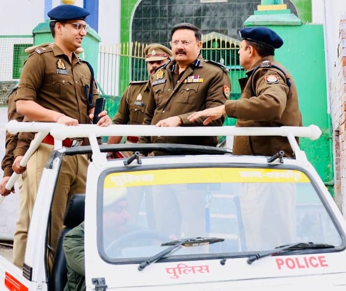 जिप्सी से बड़े लाट साहब के जुलूस के रूट पर लगी ड्यूटी चेक करते एसपी राजेश द्विवेदी। स्रोत: पुलि