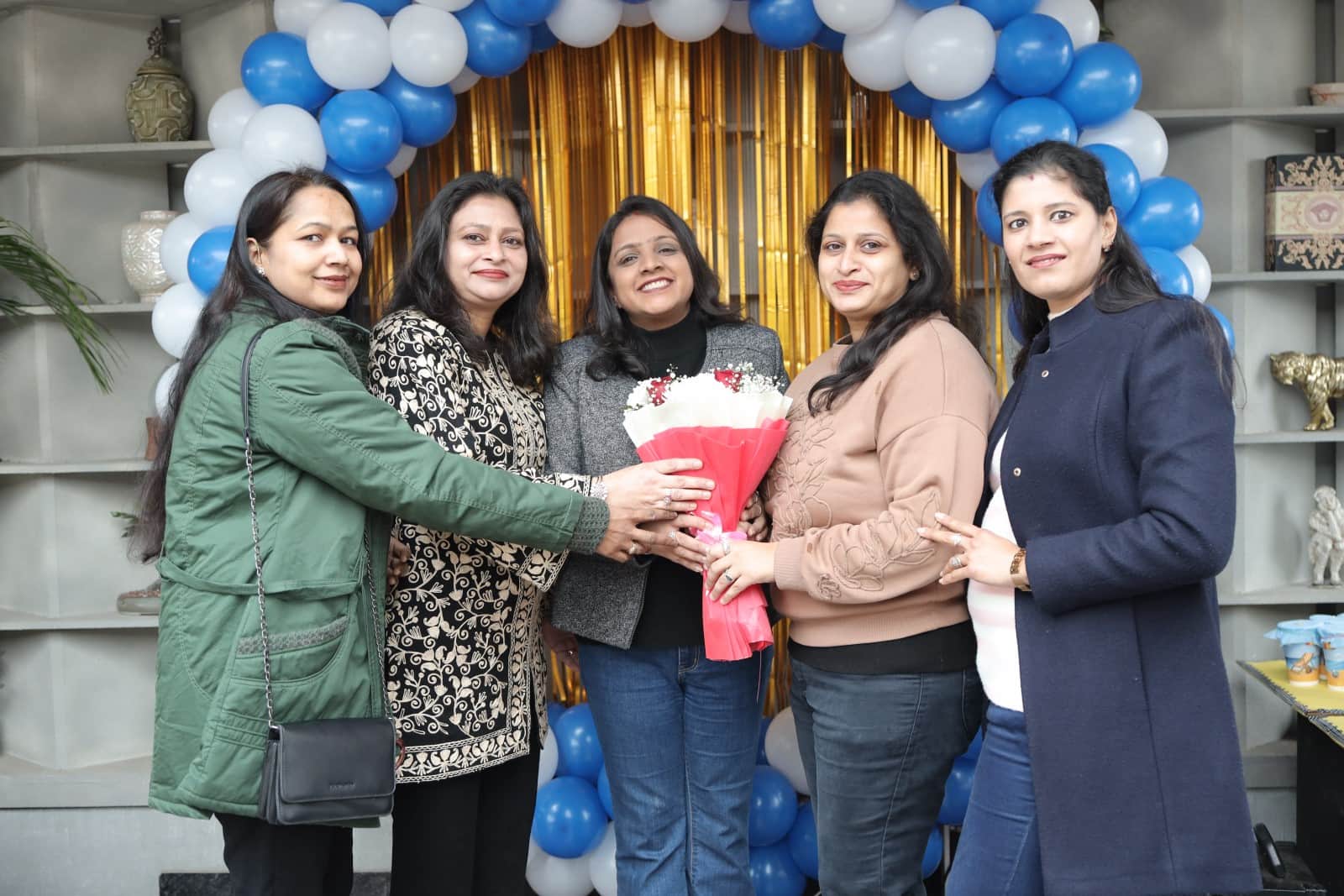 जेसीआई करनाल की महिला विंग की चेयरपर्सन बनी इना गुप्ता को सम्मानित करते सदस्य। स्वयं