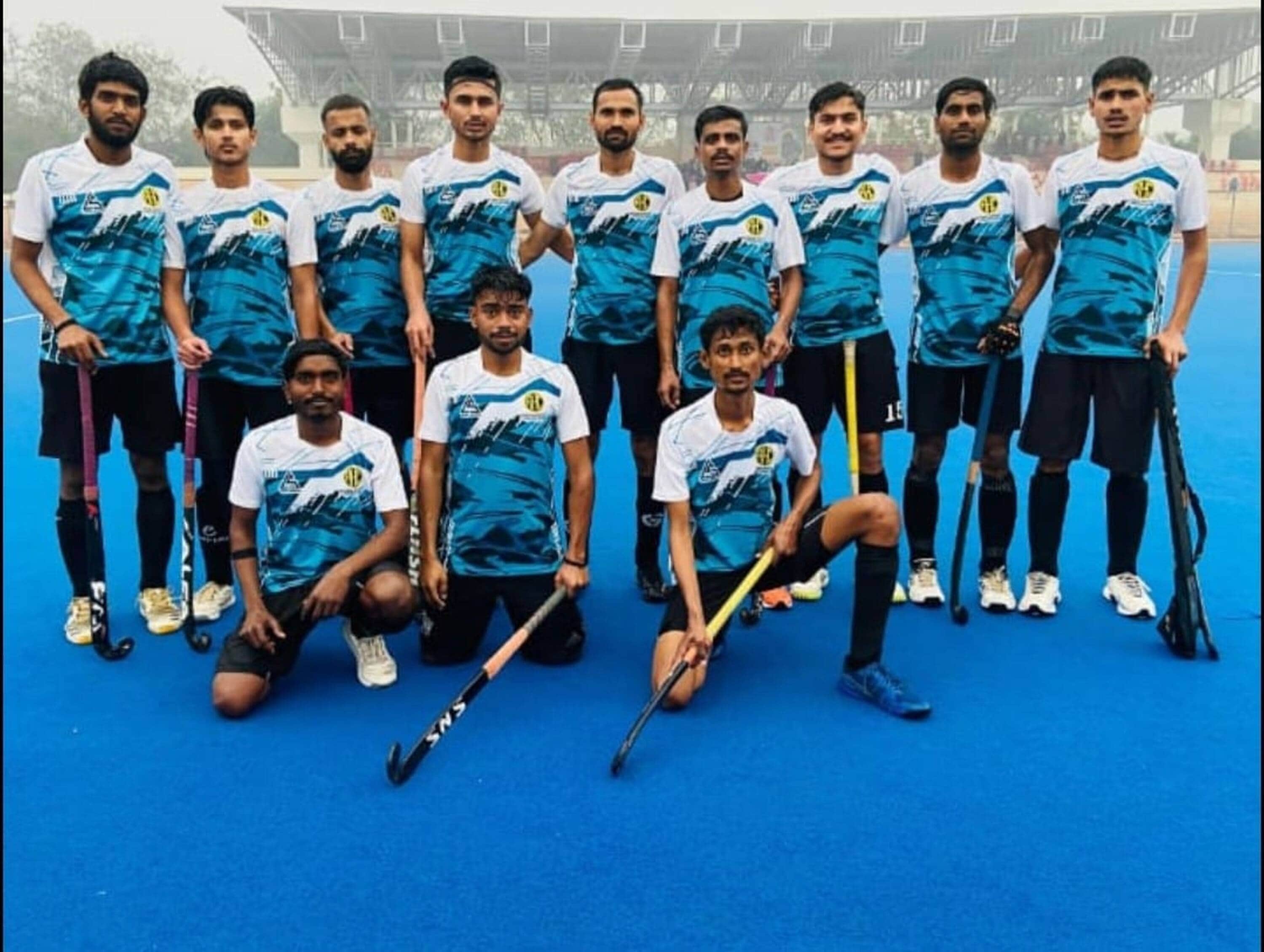  झांसी के मैदान पर जीत के बाद जिले की हॉकी टीम- स्रोत- कोच