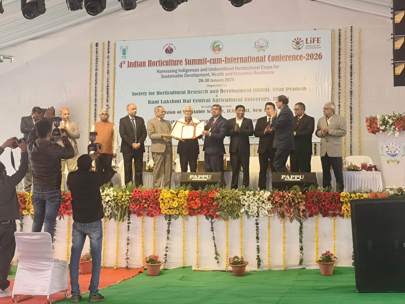 झांसी में अपना सम्मान लेते हुए डॉ. एसके शर्मास्त्रोत जागरुक पाठक