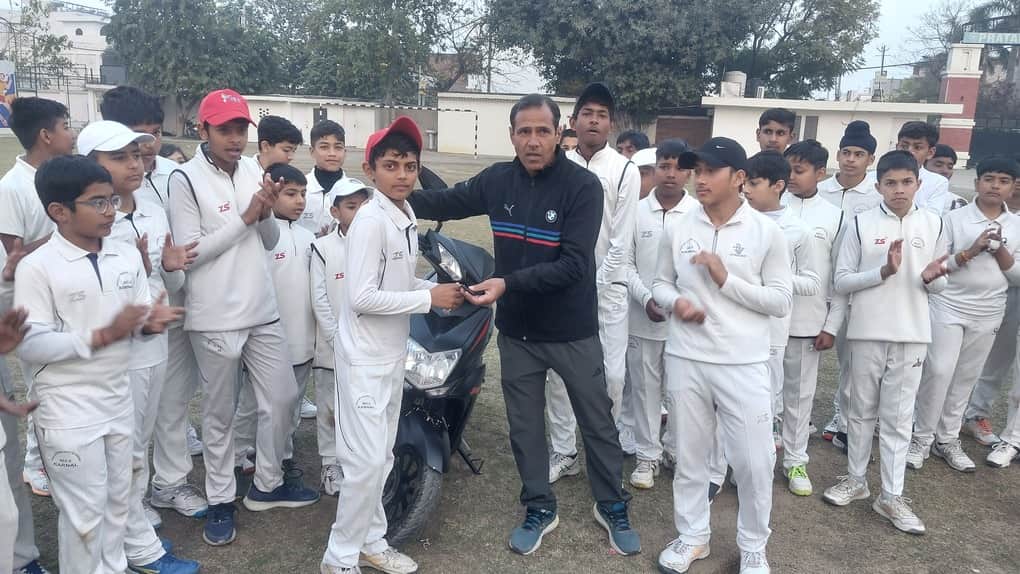 कोच सुखबीर को स्कूटी की चाबी देता प्रयांश संवाद