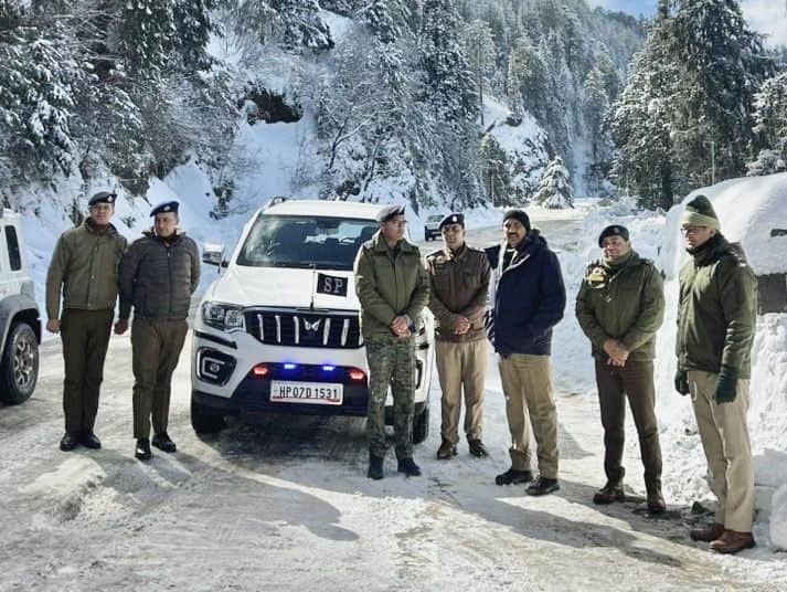 कुफरी और फागू के बीच यातायात व्यवस्था का जायजा लेते एसएसपी शिमला संजीव गांधी। स्रोत : जागरूक पा