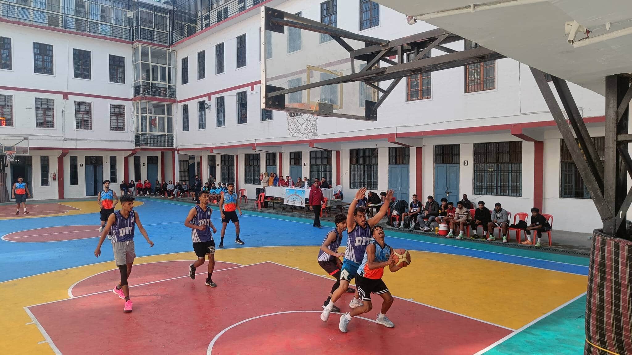 कांगड़ा में इंटर विवि बास्केटबाल प्रतियोगिता में दमखम दिखाते खिलाड़ी। -स्रोत: आयोजक