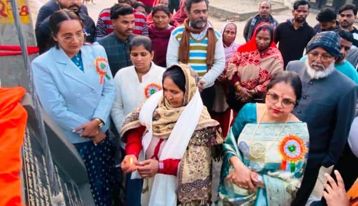 काका दुखीराम मौर्य मार्ग का लोकार्पण करतीं पूर्व सभासद चंद्रावतीस्रोत-नगर पंचायत