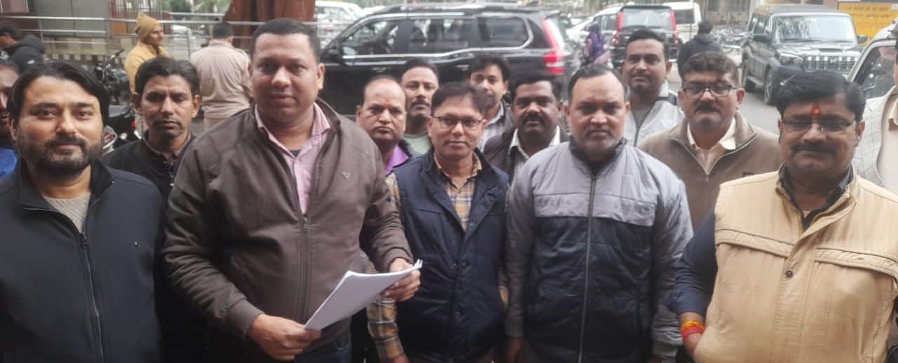 कलक्ट्रेट में ज्ञापन देने पहुंचे व्यापारी। संवाद