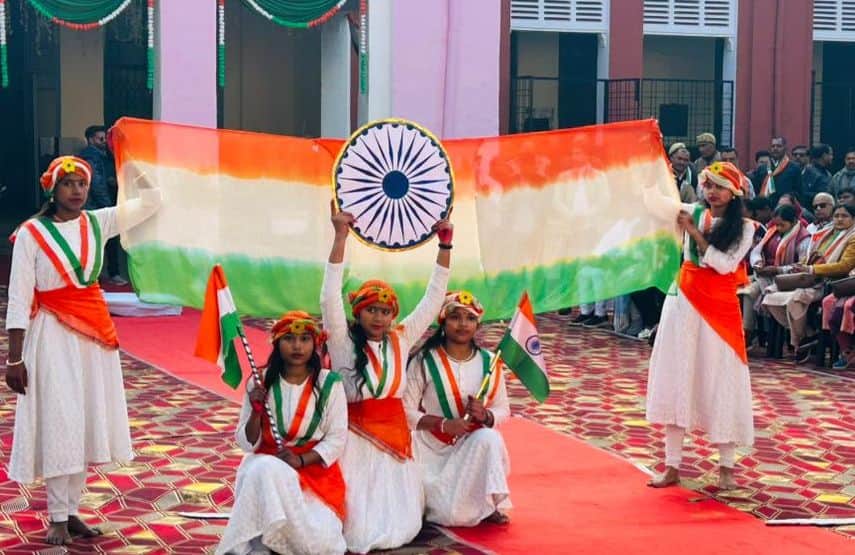 कलक्ट्रेट परिसर में आयोजित कार्यक्रम में छात्राएं नृत्य प्रस्तुत हुए। सूचना विभाग