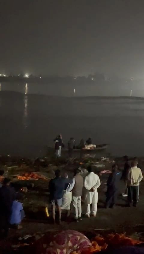 Bihar body Vaishali BPSC teacher was cremated her husband threw her body in the Ganges vaishali News