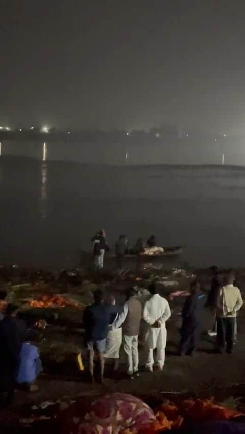 कौनहारा घाट पर शव लेकर गंगा नदी में जाते लोग
