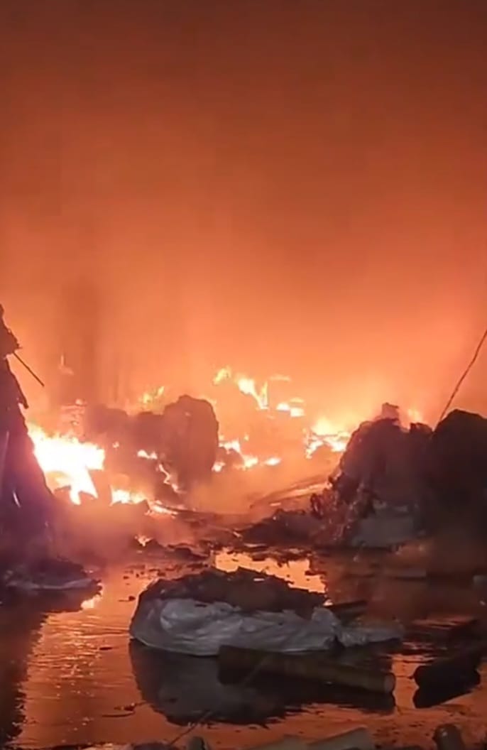 Fire breaks out in carry bag warehouse, goods worth lakhs burnt to ashes