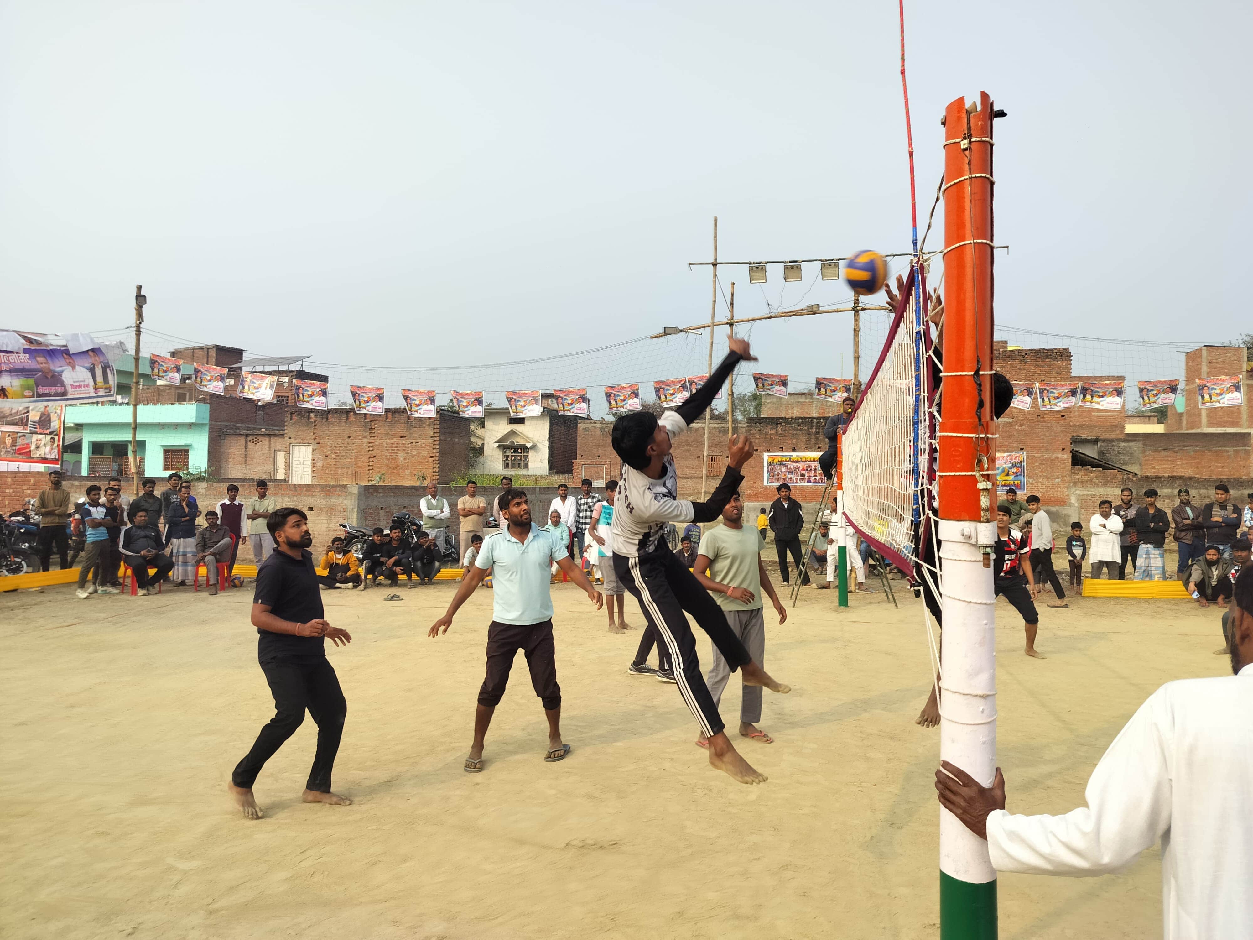 करहां में आयोजित राज्य स्तरीय वॉलीबॉल टूर्नामेंट में अंक के लिए जूझते खिलाड़ी