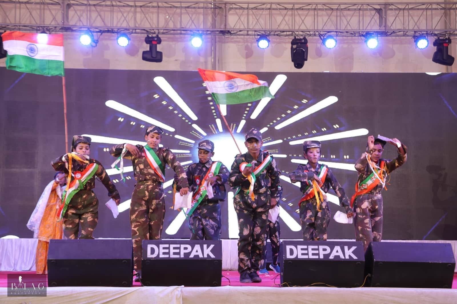 क्रेजी पर्यटन एवं विकास मेले में प्रस्तुति देते छात्र- स्रोत-आयोजक