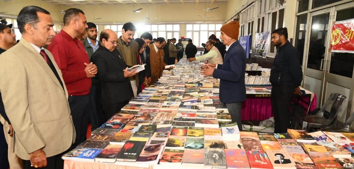 कुरुक्षेत्र।  पुस्तक प्रदर्शनी में जानकारी लेते मुख्यातिथि कुलपति प्रो. सोमनाथ सचदेवा सहित अन्