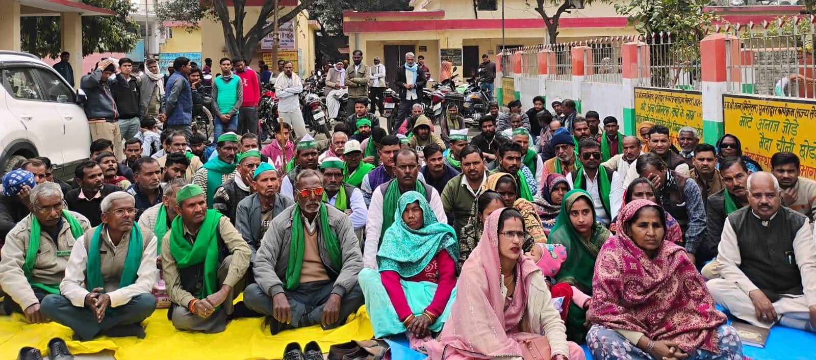 कांट ब्लॉक में धरना प्रदर्शन करते भारतीय किसान यूनियन के कार्यकर्ता। स्रोत : यूनियन