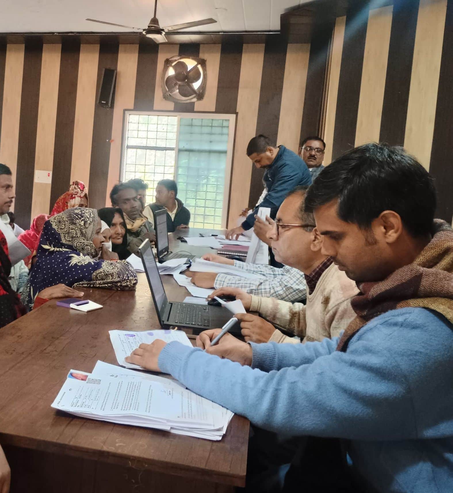  कुड़वार में मतदाताओं की सुनवाई करते अधिकारी व मौजूद लोग। संवाद