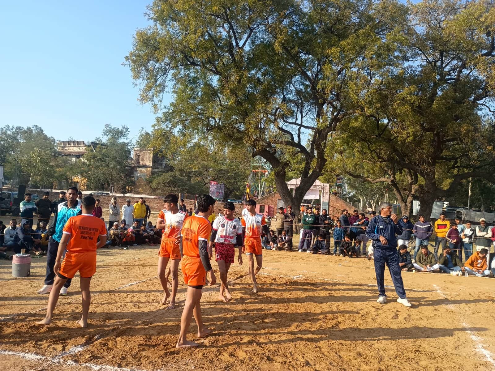 खेलकूद प्रतियोगिता में भाग लेते खिलाड़ी। स्रोत : ग्रामीण