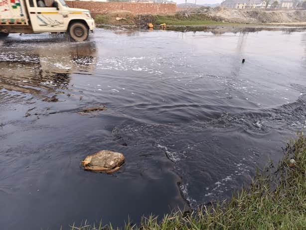 खुशखेड़ा औद्योगिक क्षेत्र का रसायनिक पानी। स्रोत : ग्रामीण