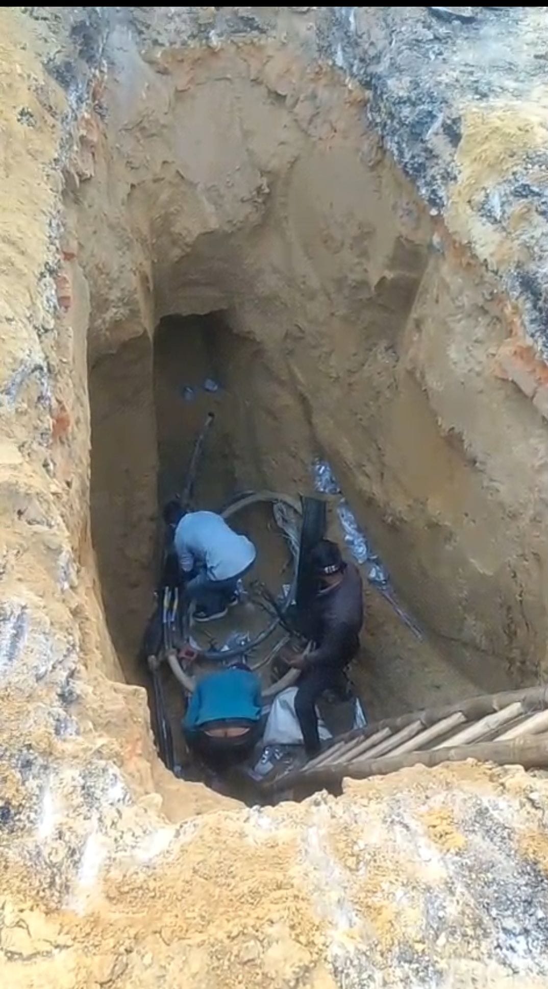 The main road was dug up without permission, the Municipal Corporation issued a challan.
