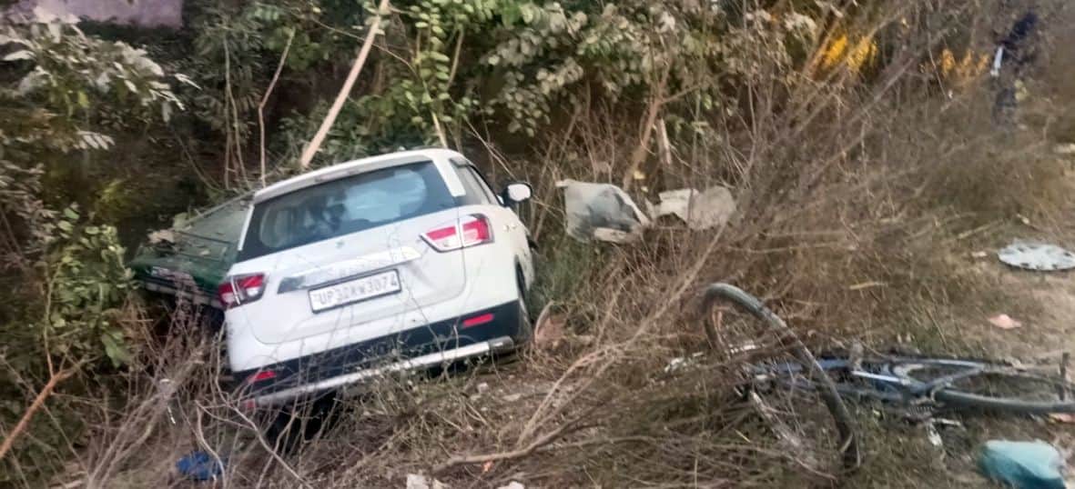 लंभुआ के पांडेयपुर के पास दुर्घटनाग्रस्त कार। स्रोत-पुलिस