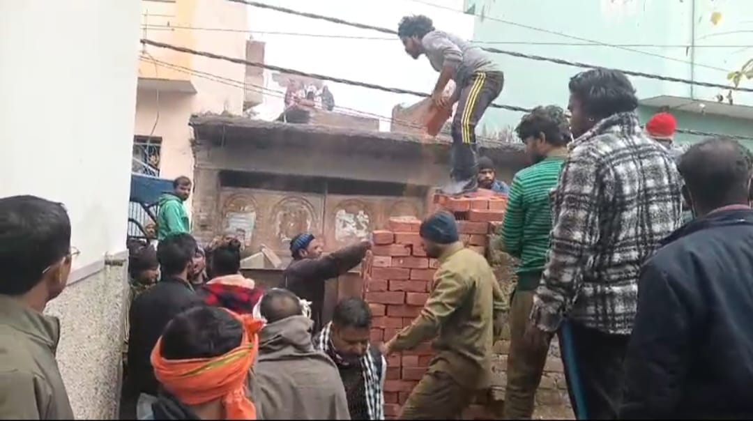 The dispute on the road escalated again, the Nagar Panchayat and the encroachers came face to face