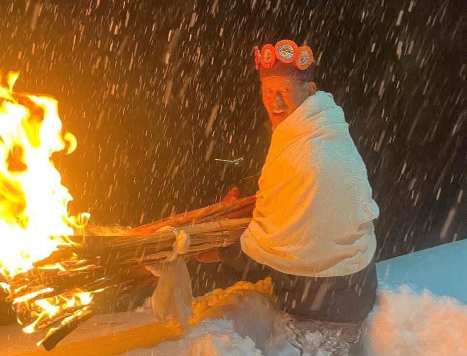 लाहौल में हालड़ा उत्सव के दौरान मशॉल लेकर जाता व्यक्ति।-जागरूक पाठक।