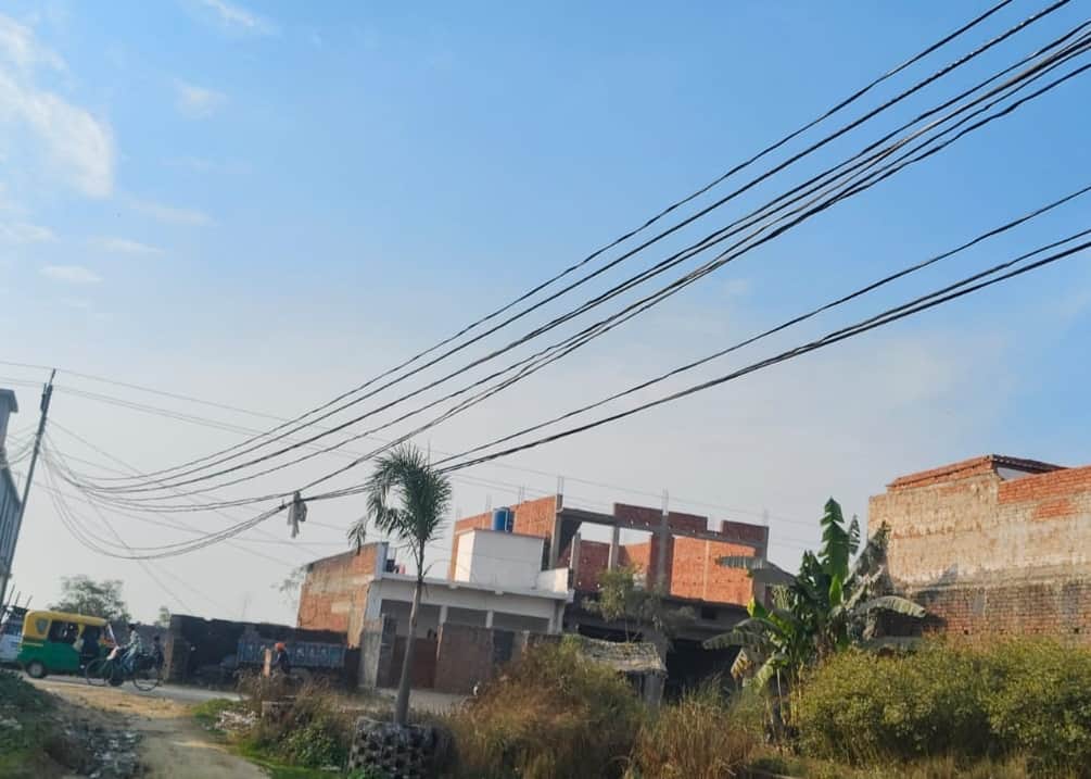लक्ष्मीपुर जरलहिया में झुका बिजली का तार। 