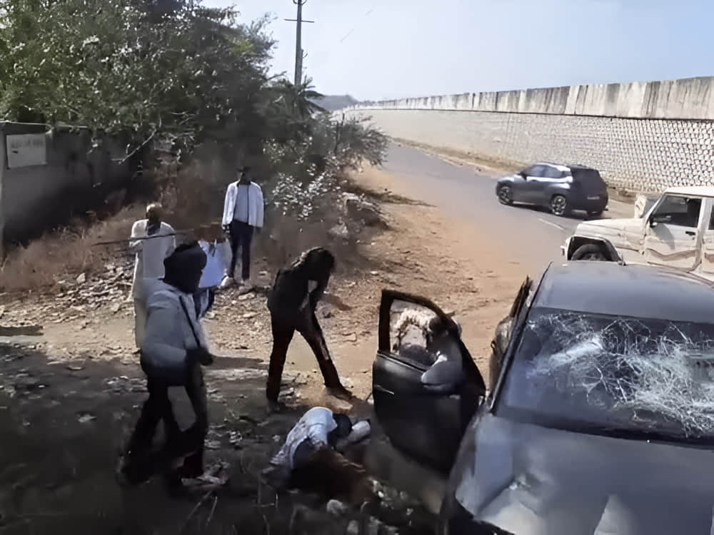 लाठी-डंडों से सरपंच प्रतिनिधि पर हमला करते बदमाश। स्रोत : वीडियो ग्रैब