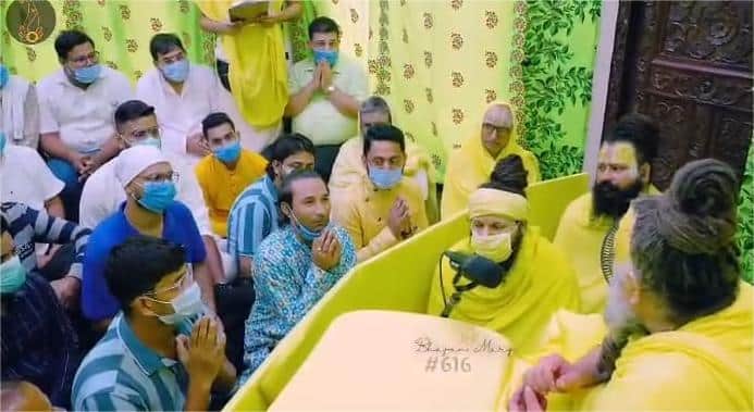 मोबाइल की बात संत प्रेमानंद को बताते हुए।