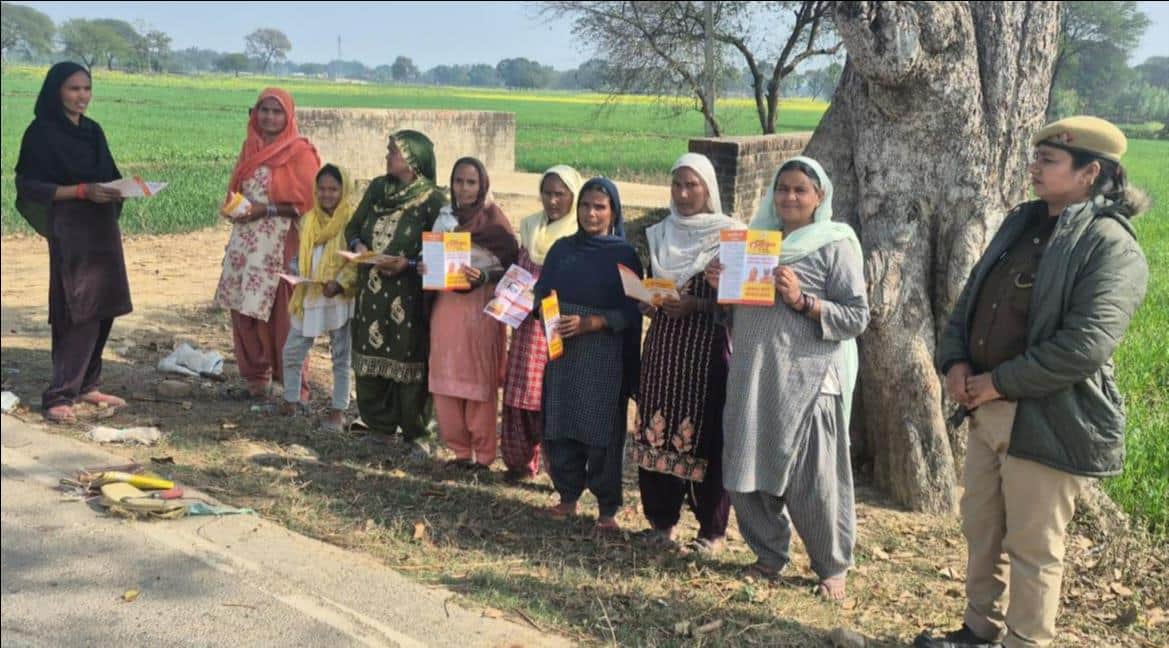 महिलाओं को जागरूक करती महिला आरक्षी।