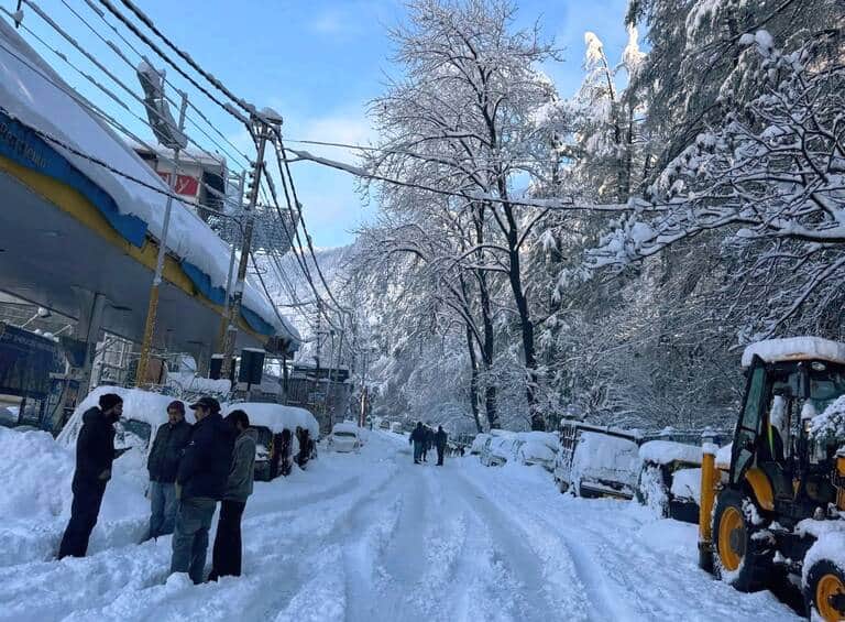 मनाली में हुई ताजा बर्फबारी से ढकी सड़क।-संवाद