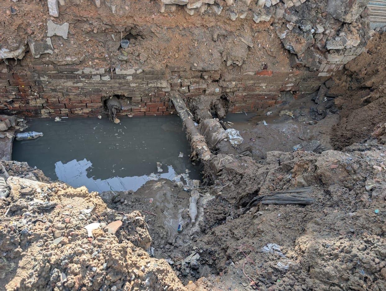 Contaminated water enters homes on Murari Cinema Road and Jandawali Gali, as main water pipes break