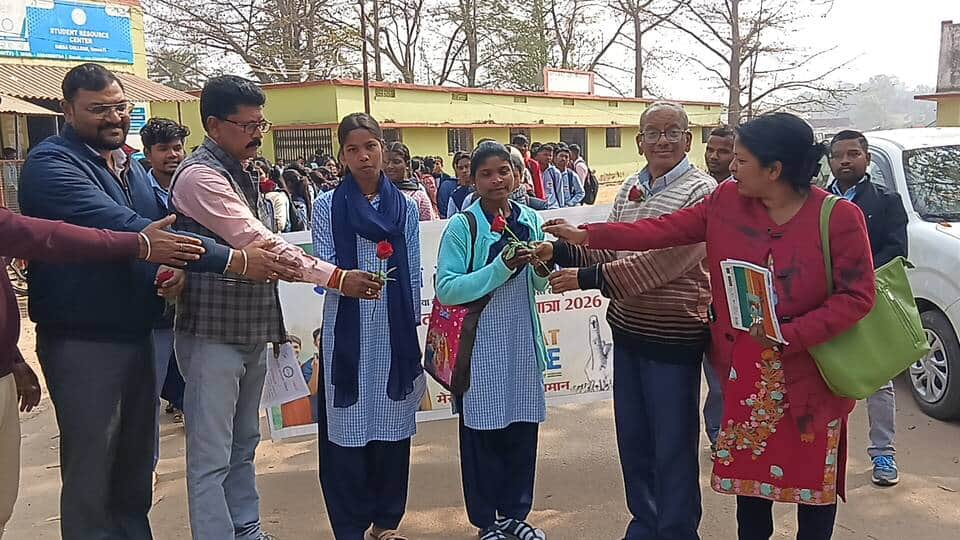 मतदाता जागरूकता के लिए गुलाब का फूल देकर सम्मानित किया गया