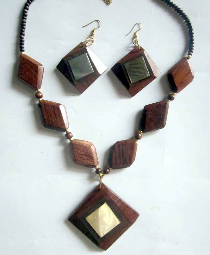 नगीना हैंडीक्राफ्ट कारोबारियों के यहां बनने वाली वुडन ज्वैलरी। संवाद