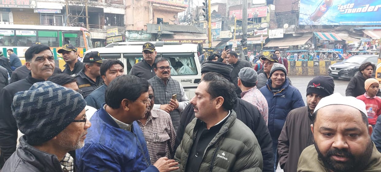 The corporation launched a campaign to remove encroachments, leading to a scuffle with traders.