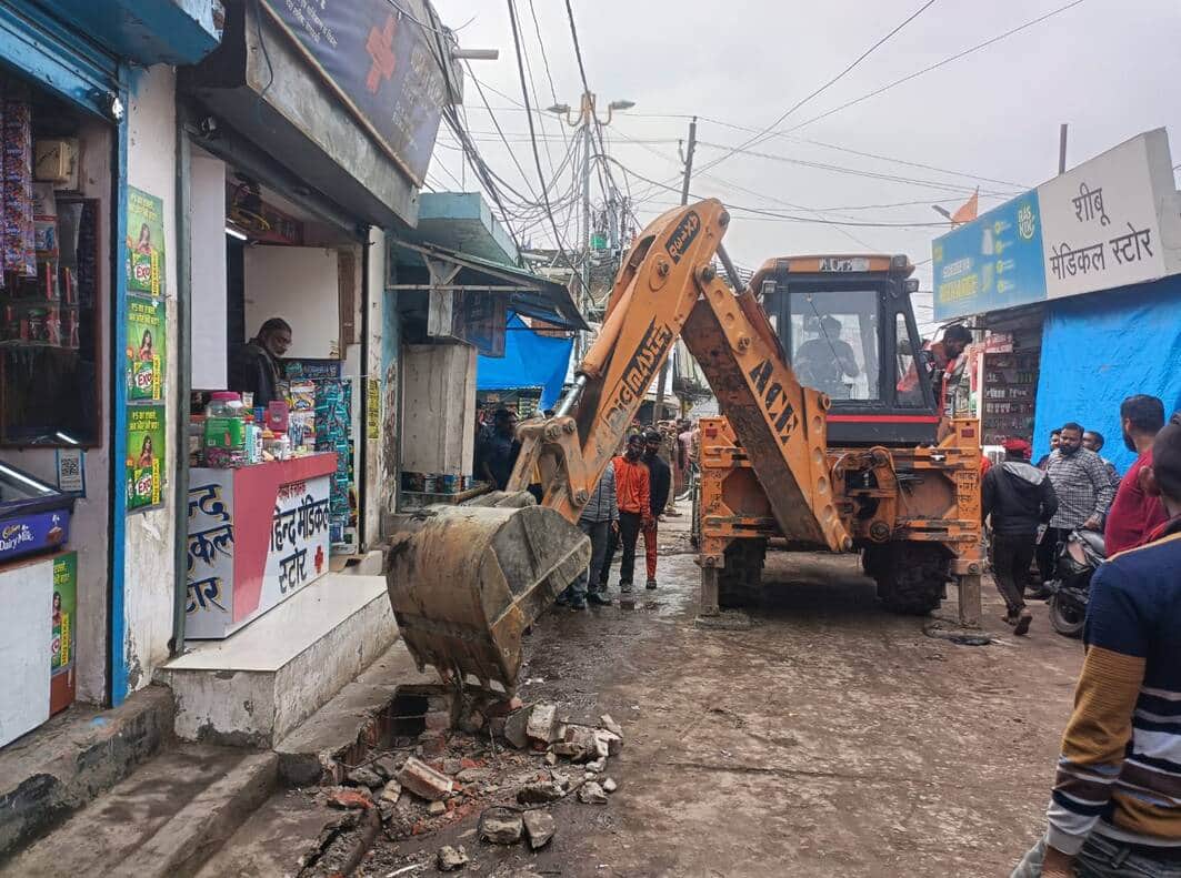  नगर पंचायत देवा में अवैध अतिक्रमण ध्वस्त  करता प्रशासन का बुलडोजर।