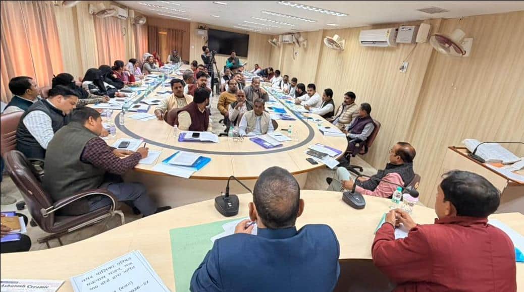 नगर पालिका सभागार में बोर्ड की बैठक में मौजूद नगर पालिका अध्यक्ष अरशद जमाल,ईओ दिनेश कुमार और सभ