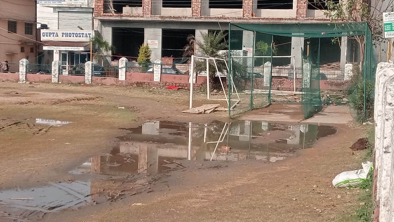 नगर परिषद का एकमात्र  खेल मैदान बारिश के बाद भारी वाहनों के चलने से बदहाल हुआl संवाद