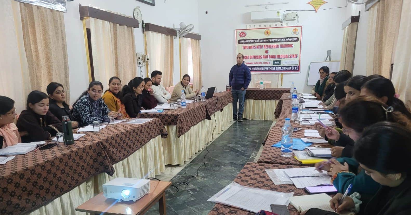 नाहन में टीबी उन्मूलन कार्यक्रम को लेकर सीएचओ को जानकारी देते टीबी कोर्डिनेटर सुनील शर्मा। संवा