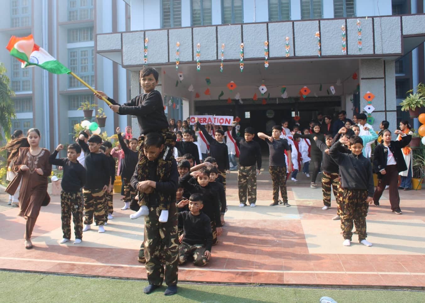 नजीबाबाद के सेंट मैरी स्कूल में देशभक्ति पर प्रस्तुति देते विद्यार्थी। स्रोत-संस्थान