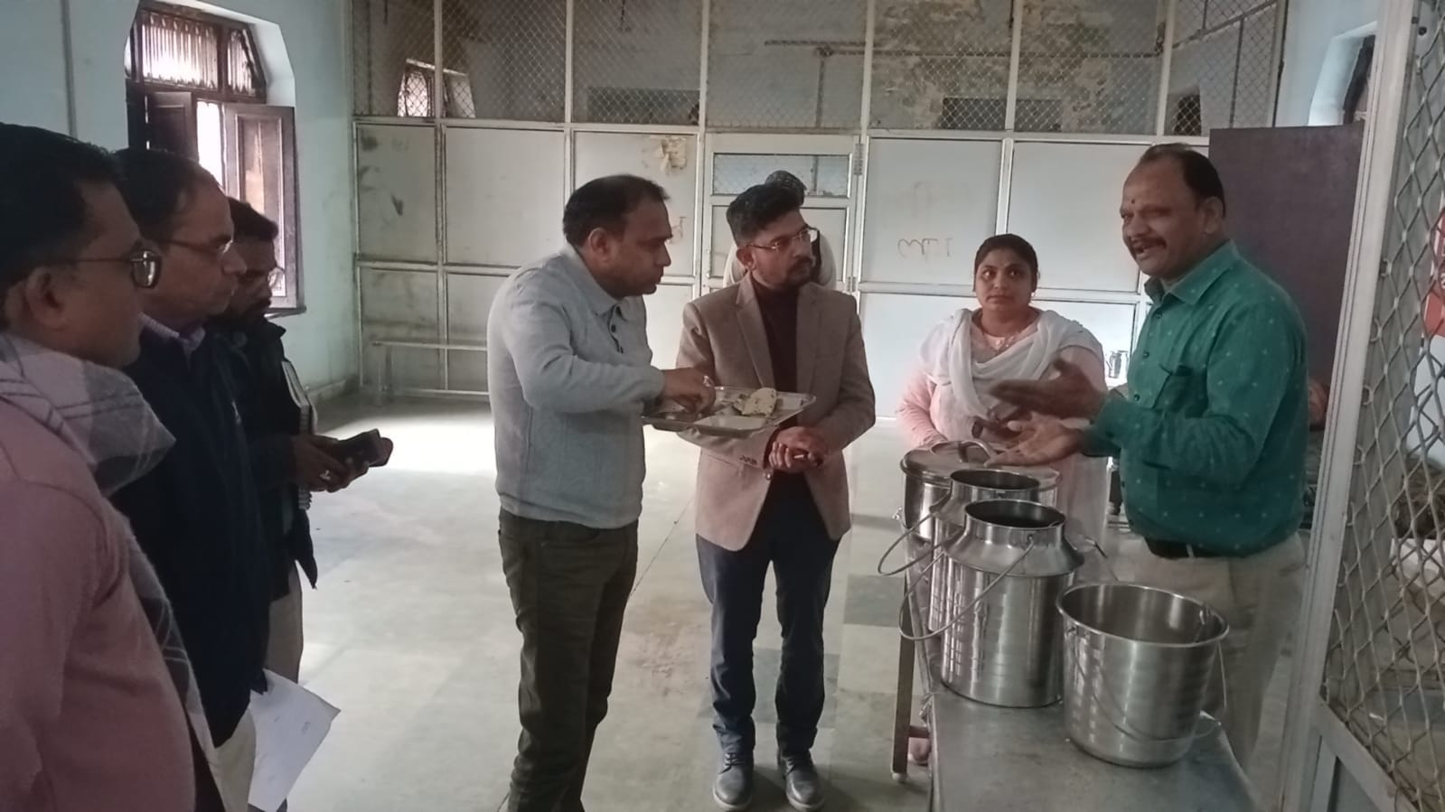 निरीक्षण के दौरान की तस्वीर।