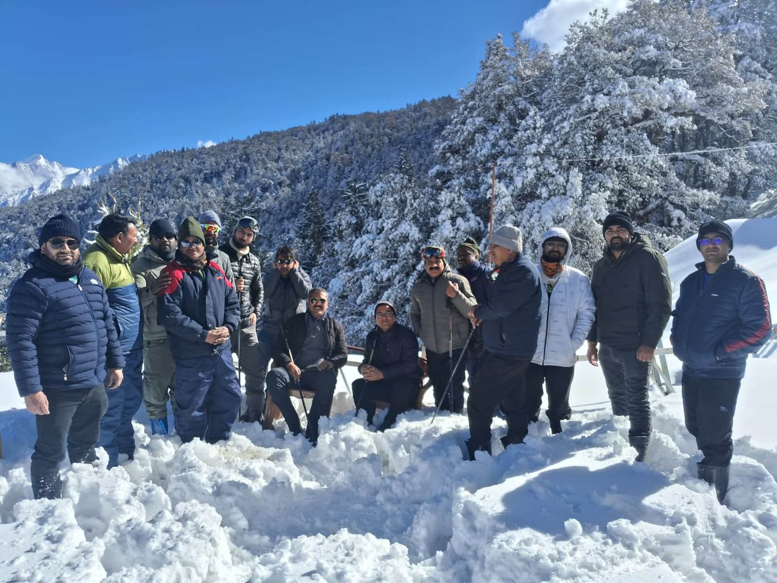 औली में बर्फबारी के बाद गुनगुनी धूप का लुत्फ उठाते पर्यटक। स्रोत: जागरुक पाठक