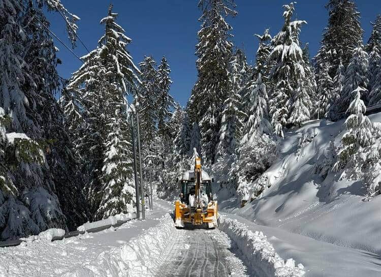 औट-लुहरी एनएच 305 पर बर्फ हटाने में जुटी जेसीवी।-संवाद