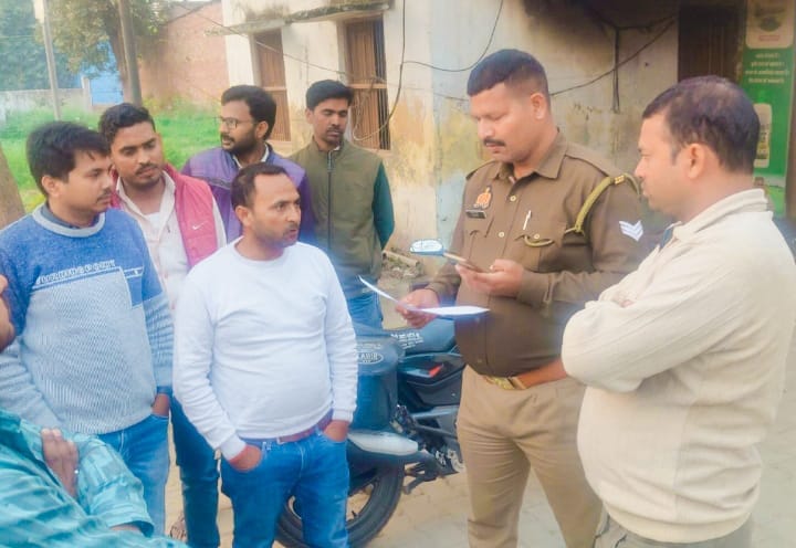The fraudsters escaped with gold jewellery worth Rs 3 lakh.