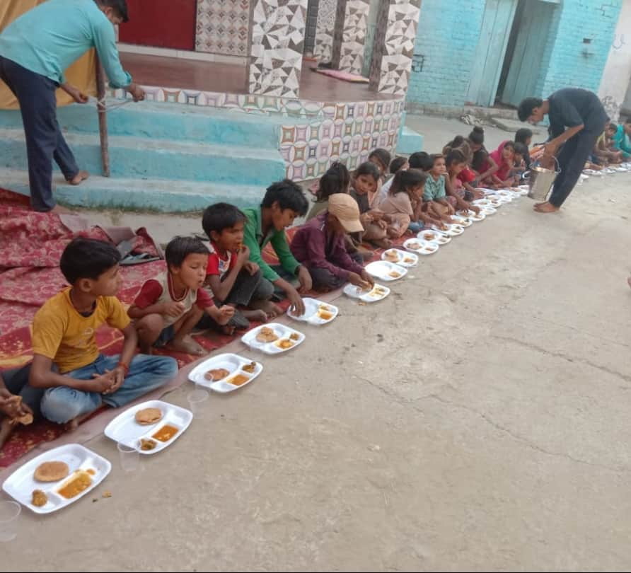 पल्हौरा गांव के शिव मंदिर पर भंडारे में प्रसाद ग्रहण करते श्रद्धालु। संवाद