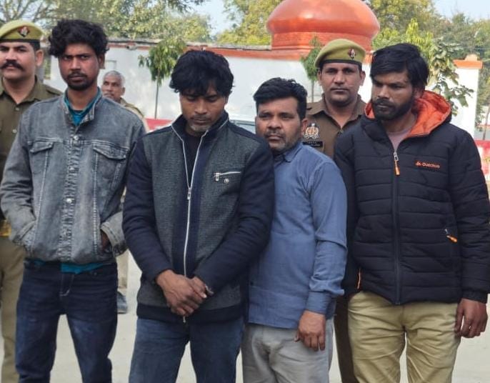 The accused wore similar clothes at the time of the theft.