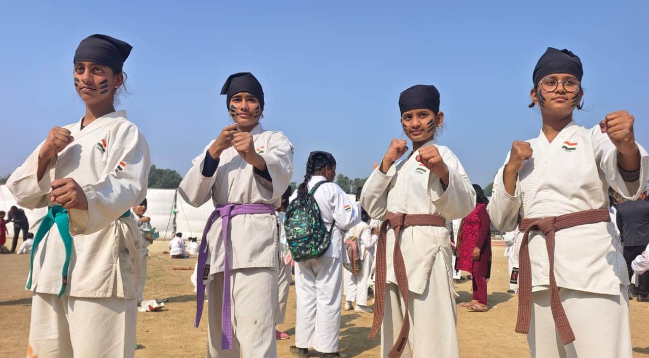 पुलिस लाइन में कार्यक्रम के दौरान अभ्यास करती छात्राएं। संवाद