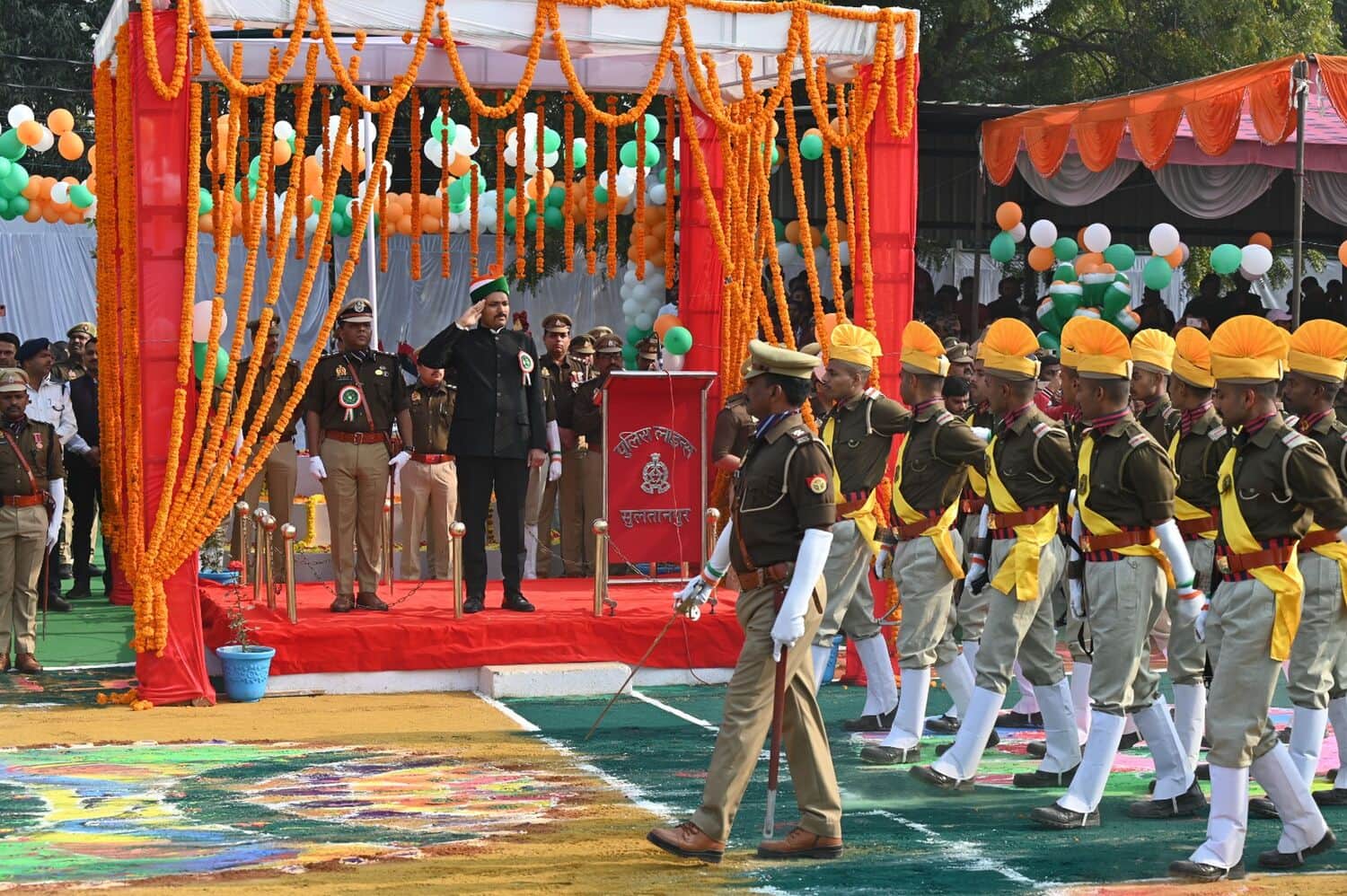 पुलिस लाइन में परेड की सलामी लेते डीएम व एसपी। स्रोत- सूचना विभाग