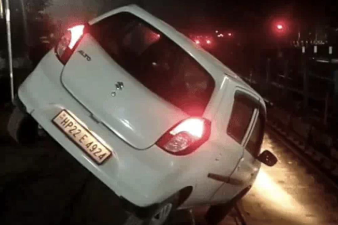 To ensure that passengers do not miss their train... a driver from Himachal entered Chandigarh station with his vehicle.