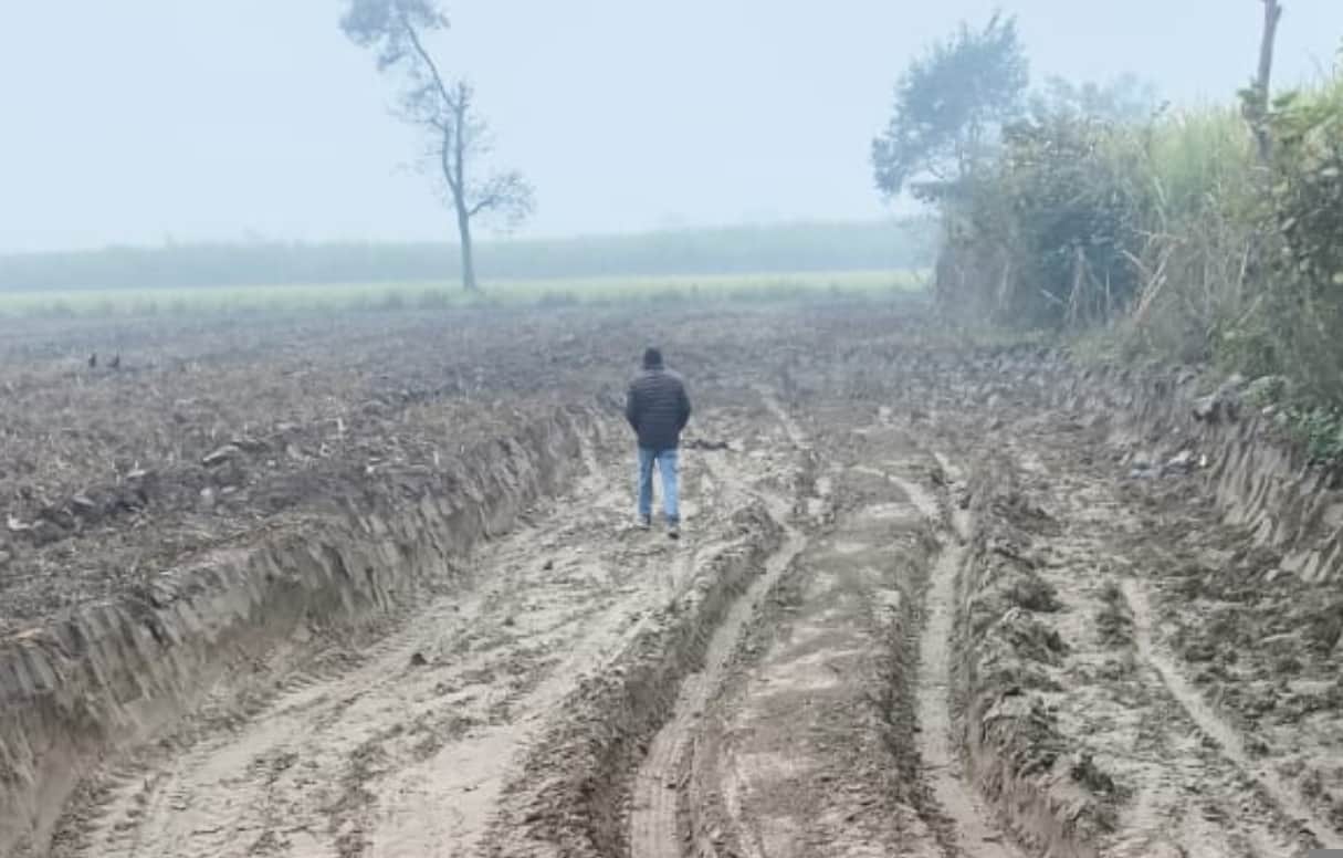 पलिया के बंशी नगर में हो रहा खनन।ग्रामीण