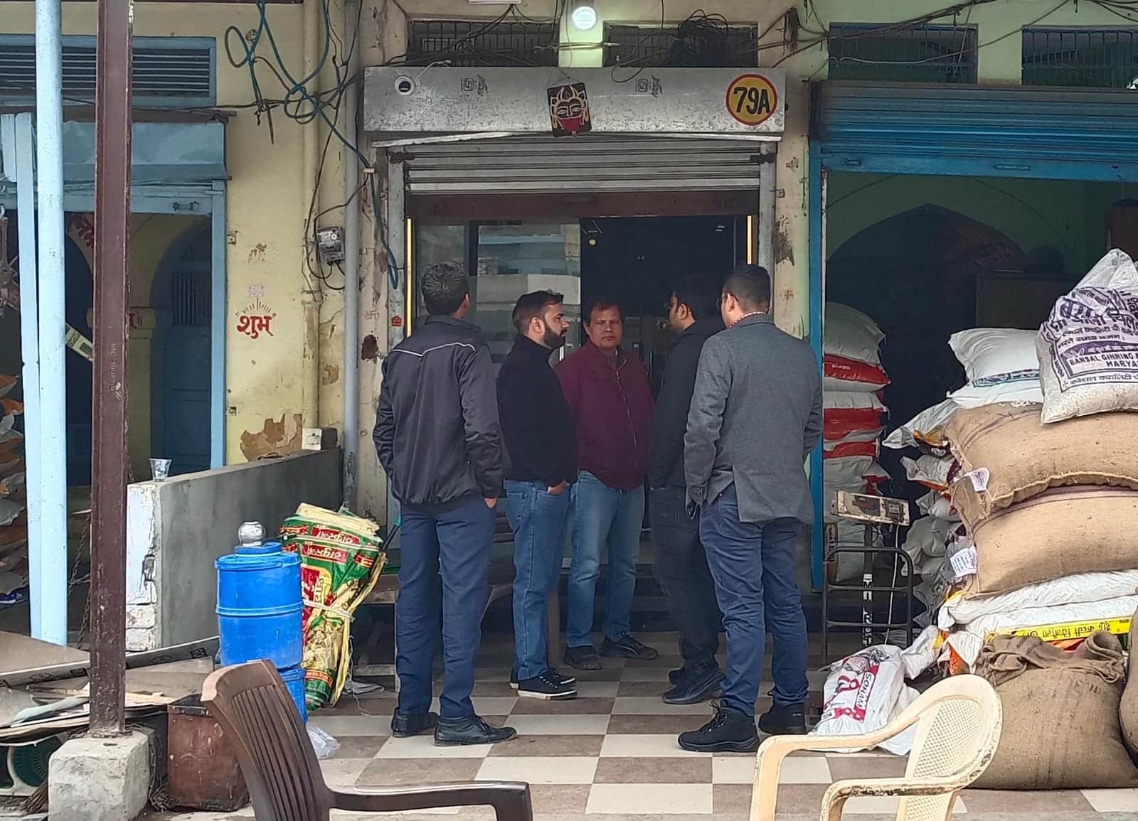 पुरानी अनाज मंडी में जांच के लिए पहुंची टीम। 