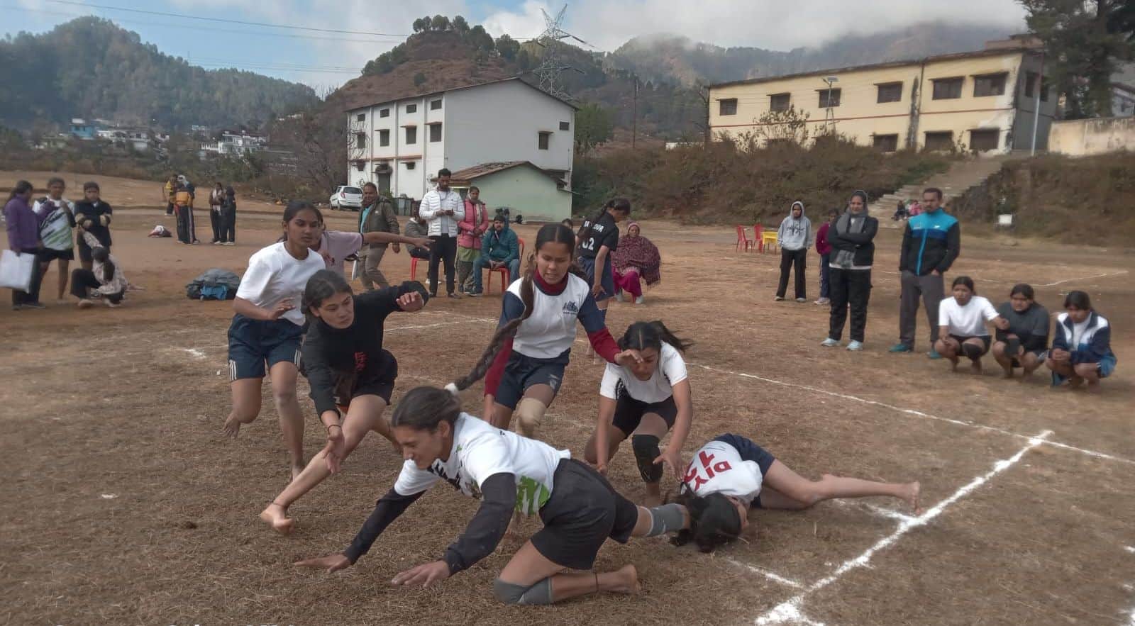 पिथौरागढ़ के एलएसएम परिसर खेल मैदान में कबड्डी प्रतियोगिता के दौरान बालिकाएं। स्रोत : आयोजक